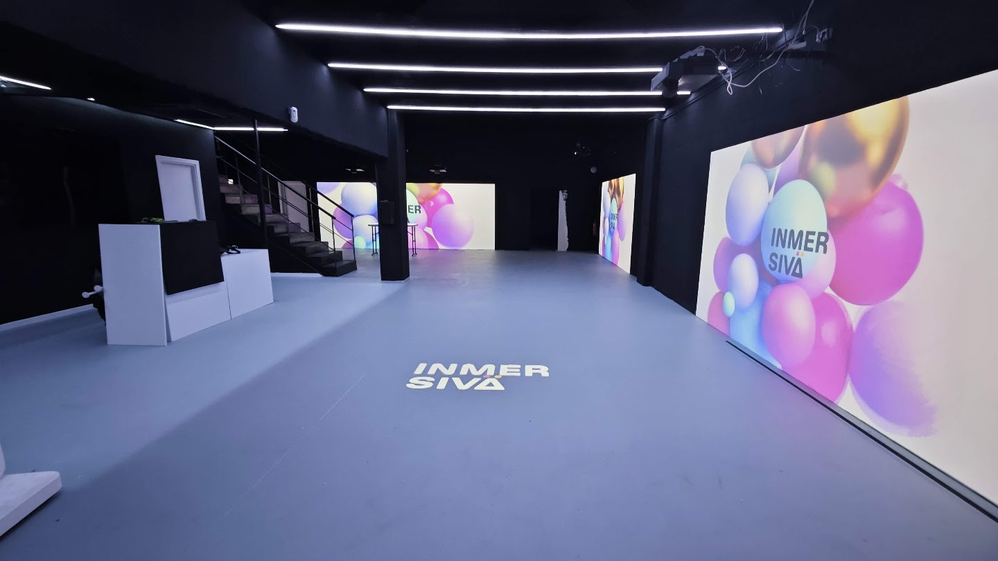 Recepci&oacute;n del espacio con zonas para encuentros y eventos